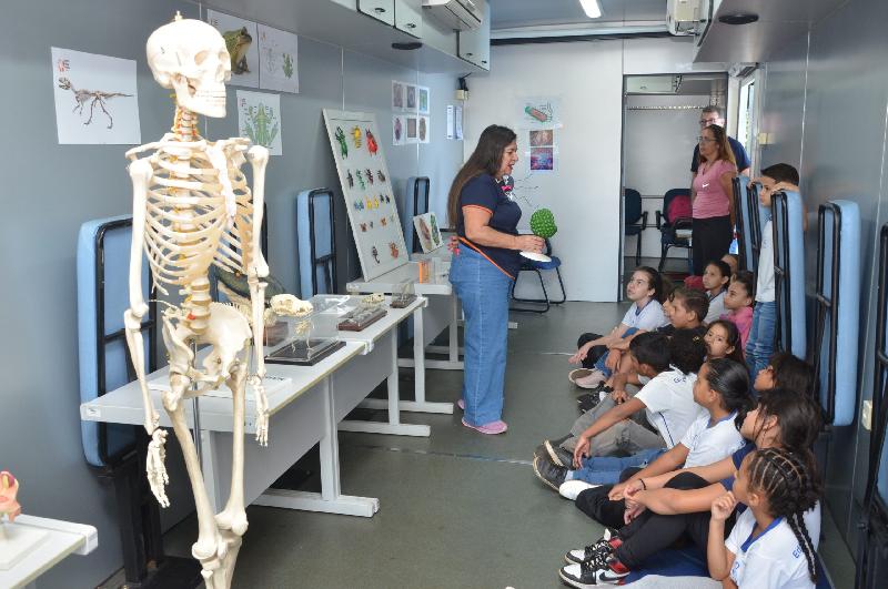Ciênciamóvel leva experiências com DNA e biologia a escolas de Franca