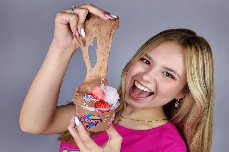 Influenciadora Mel Slime participa de evento infantil no Franca Shopping